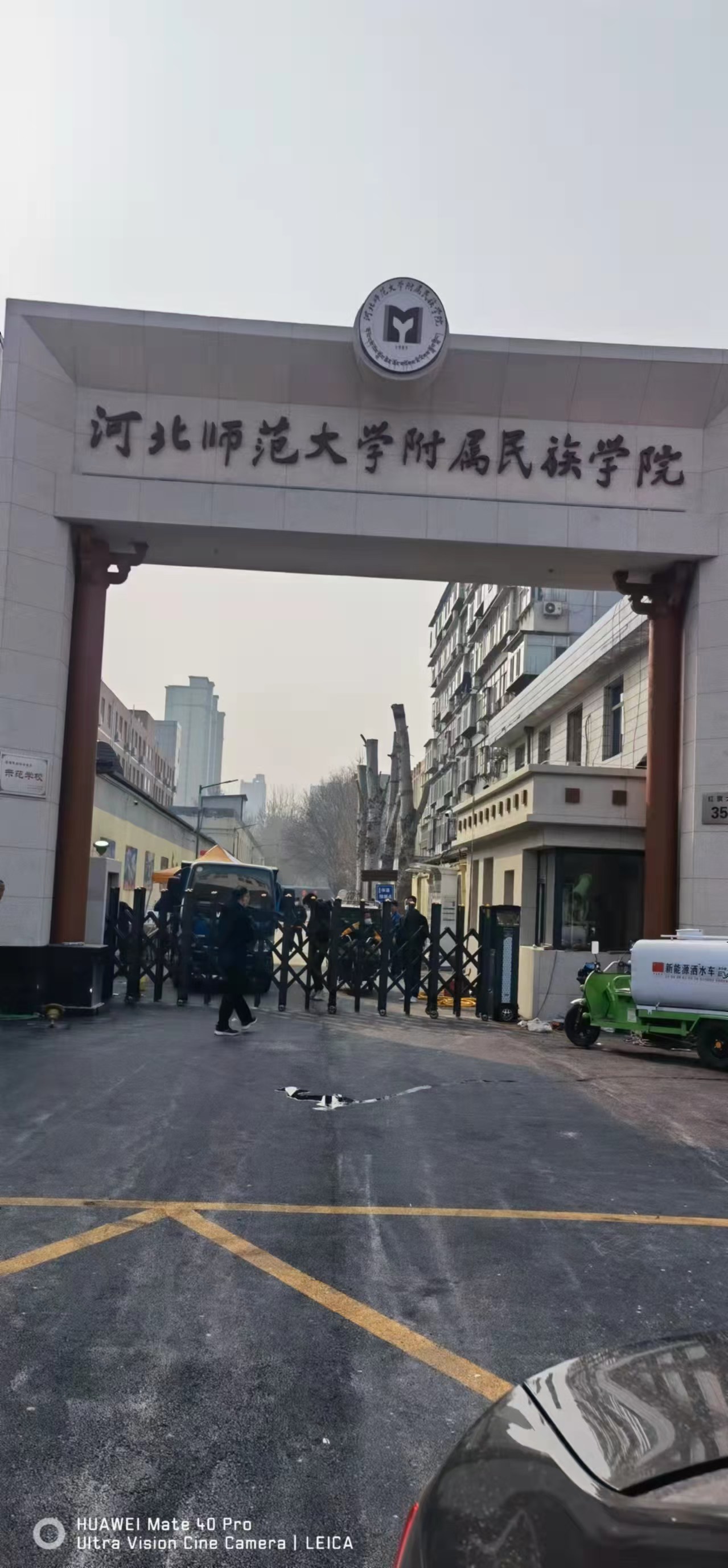河北省石家庄市河北师范大学附属民族学院伸缩门