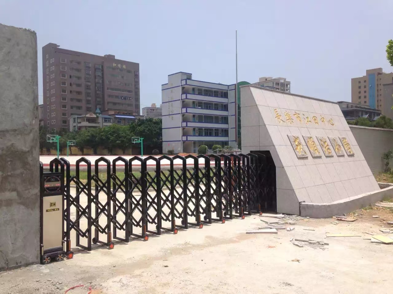福建省福州市长乐区江田中心小学伸缩门