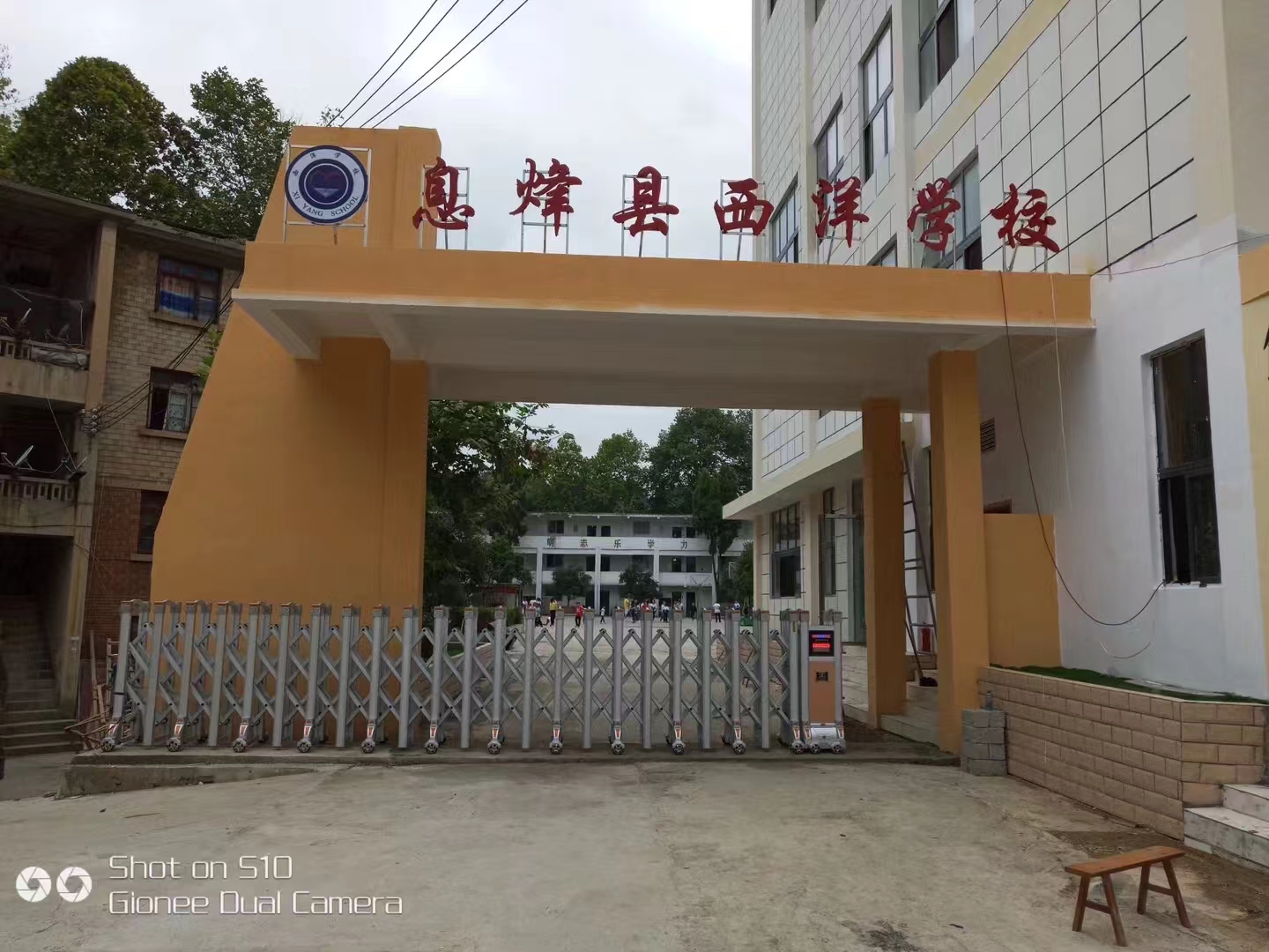 贵州省贵阳市息烽县西洋学校伸缩门